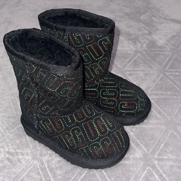 𝅺UGG Kids' Classic I| Graphic
Stitch Short Boot - Picture 5 of 5